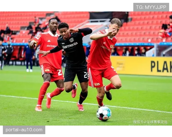 半场：斯图加特0-2落后门兴，主队防线连续失误送礼